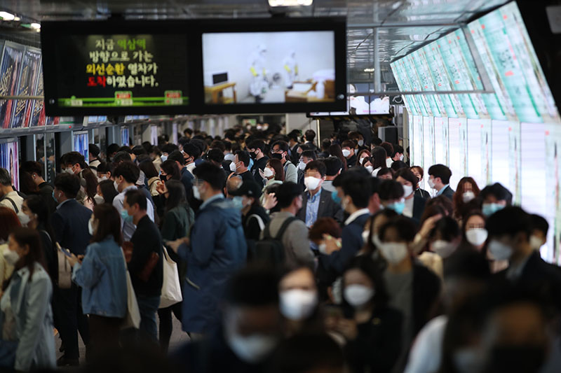 서울 강남역에서 시민들이 이동하고 있다.(사진=저작권자(c) 연합뉴스, 무단 전재-재배포 금지)