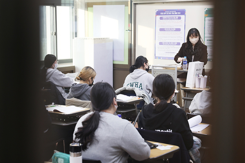 2023학년도 대학수학능력시험일인 지난해 11월 17일 서울 중구 이화여자외국어고등학교에 마련된 고사실에서 수험생들이 시험을 준비하고 있다.(사진=문화체육관광부 국민소통실)