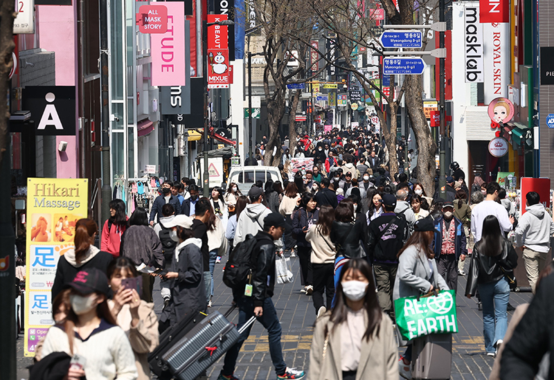 정부가 내수 활성화 대책의 일환으로 총 600억원 상당의 여행비·휴가비 등을 지원하기로 밝힌 29일 서울 중구 명동에서 외국인 관광객들이 거리를 걷고 있다. 사진=저작권자(c) 연합뉴스, 무단 전재-재배포 금지)