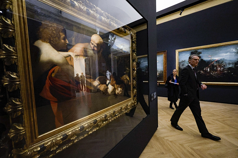 로마의 바르베리니 궁전에서 전시했던 카라바조의 그림 <이삭의 희생(The Sacrifice of Isaac)>을 관람객이 보고 있다. (사진=저작권자(c) EPA/연합뉴스, 무단 전재-재배포 금지)