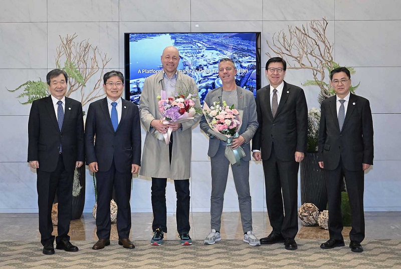 윤상직 2030세계박람회유치위원회 사무총장, 박형준 부산시장 등이 2일 인천공항 귀빈실에서 방한한 국제박람회기구(BIE) 실사단을 영접, 기념촬영 하고 있다.(사진=산업통상자원부)