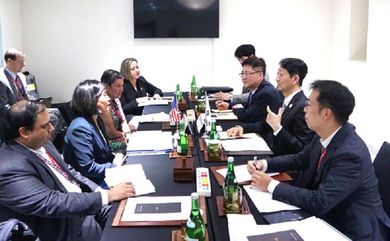 안덕근 산업통상자원부 통상교섭본부장이 지난해 10월 23일(현지시간) G20 무역투자산업 장관회의 계기 인도네시아 발리에서 캐서린 타이 미국 무역대표부 대표와 양자회담을 진행하는 모습. (사진=산업통상자원부)