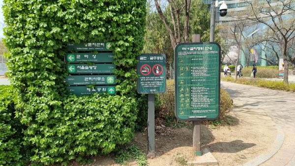 서울 도심 속에서 마주할 수 있는 서울 숲. 푸르고 넓은 녹지를 찾아 서울숲까지 방문한 시민이 정말 많았다.