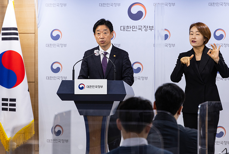 오태석 과학기술정보통신부 1차관이 5일 오전 서울 종로구 정부서울청사 기자회견장에서 3대 주력 기술 미래 연구·개발 전략발표에 대한 사전 브리핑을 하고 있다. (사진=저작권자(c) 연합뉴스, 무단 전재-재배포 금지)