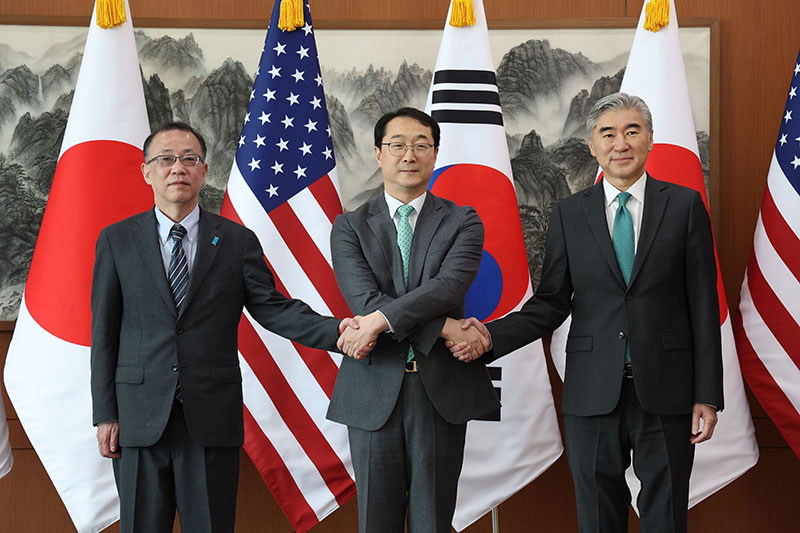 우리 측 북핵 수석대표 김건 한반도 평화 교섭본부장(가운데)과 미국 측 수석대표 성 김 미 국무부 대북 특별대표(오른쪽), 일본 측 수석대표 후나코시 다케히로 일본 외무성 아시아·대양주 국장이 7일 서울 종로구 외교부에서 열린 한·미·일 북핵 수석대표 협의에서 만나 악수하고 있다. (사진=저작권자(c) 연합뉴스, 무단 전재-재배포 금지)