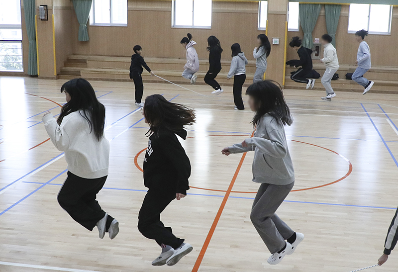 부산 해운대구 신재초등학교 실내체육관에서 학생들이 줄넘기 등 체육활동을 하며 즐거워하고 있다. (사진=저작권자(c) 연합뉴스, 무단 전재-재배포 금지)