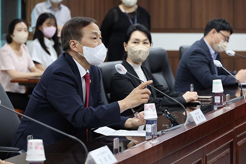 김기웅 통일부 차관 주재로 지난해 8월 25일 열린 제1차 북한인권정책협의회. (사진=저작권자(c) 연합뉴스, 무단 전재-재배포 금지)