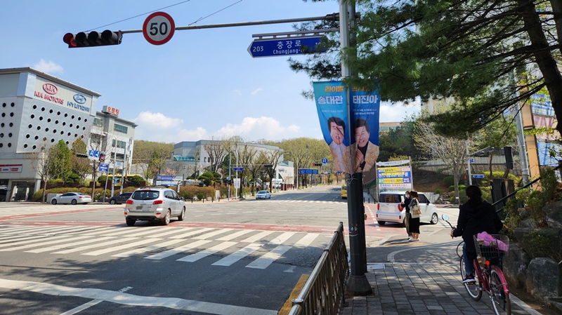 붉은 보행자 신호에 맞춰 우회전을 하는 차량.