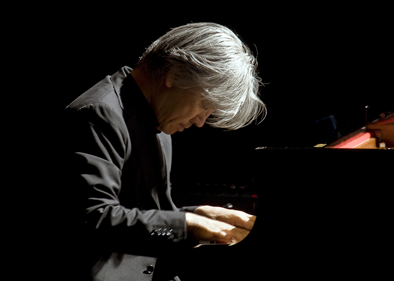 2009년 10월 28일 이탈리아 로마에서 피아노를 연주하는 류이치 사카모토. (사진=저작권자(c) 연합뉴스, 무단 전재-재배포 금지)