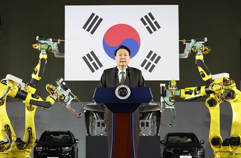 윤석열 대통령이 11일 경기도 화성시 기아 오토랜드 화성에서 열린 전기차 전용공장 기공식에서 축사를 하고 있다. (사진=저작권자(c) 연합뉴스, 무단 전재-재배포 금지)