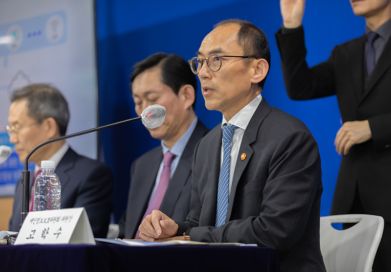 고학수 개인정보보호위원회 위원장(맨 오른쪽)이 4월 14일 오후 서울 종로구 정부청사 합동브리핑룸에서 디지털플랫폼정부 실현계획 보고회 사후브리핑을 하고 있다. (사진=개인정보보호위원회)