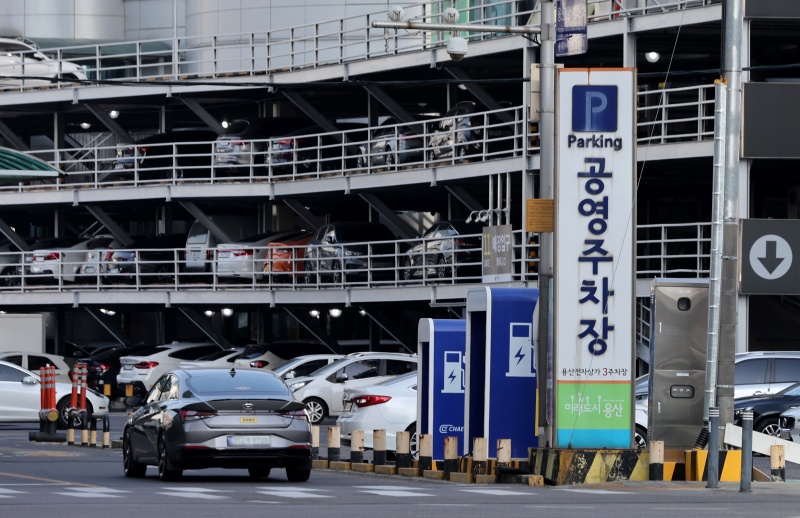 서울에 거주하는 두 자녀 이상 가구는 3월 27일부터 공영주차장을 이용할 때 50% 할인 혜택을 적용받을 수 있게 된다.(사진=저작권자(c) 뉴스1, 무단 전재-재배포 금지)