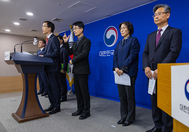 방문규 국무조정실장이 18일 오후 서울 종로구 정부서울청사 기자회견장에서 열린 마약류 관리 종합대책 추진성과 및 향후 계획 브리핑을 하고 있다. (사진=저작권자(c) 연합뉴스, 무단 전재-재배포 금지)