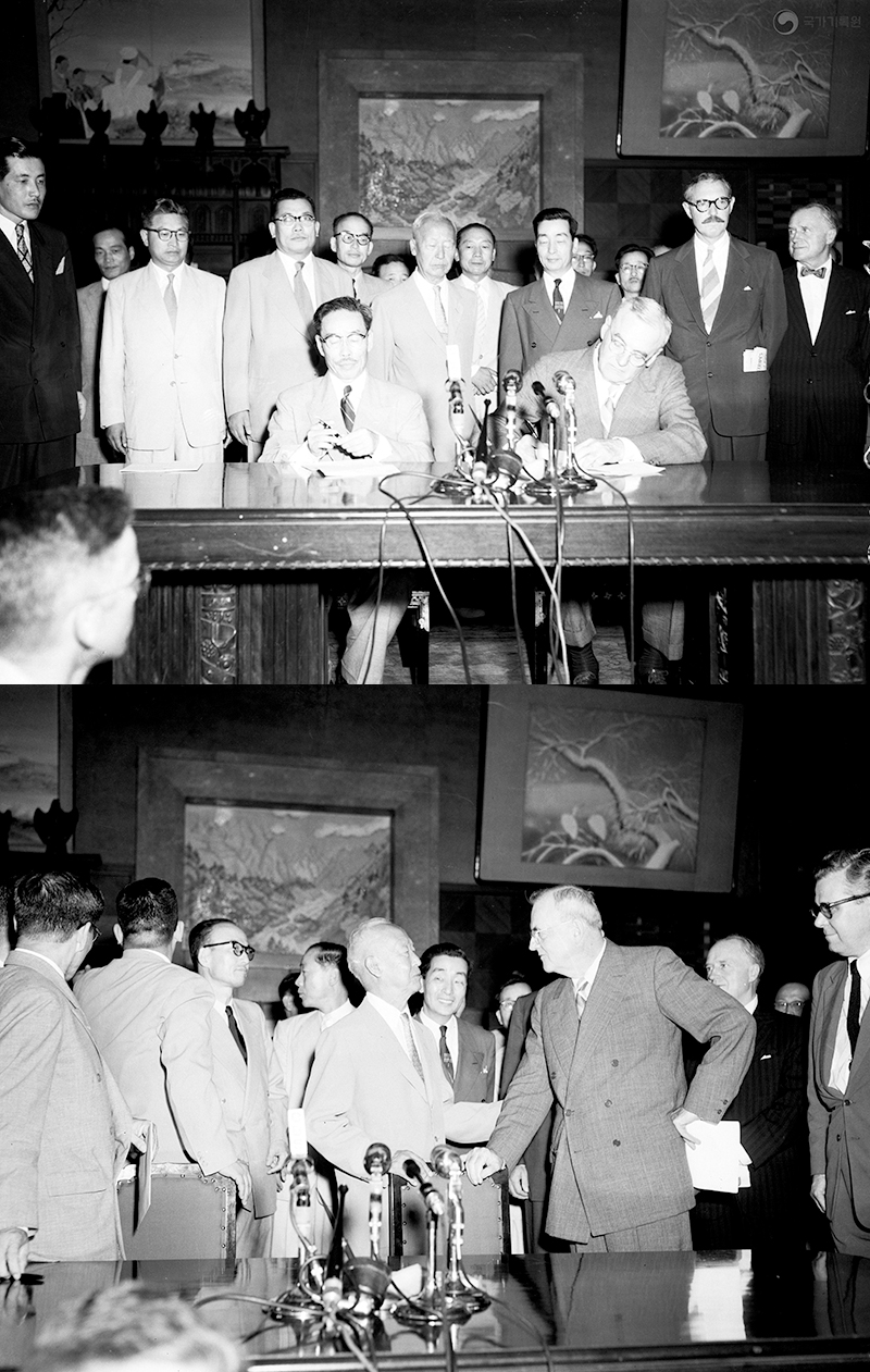 President Rhee Syngman shakes hands with a US official while observing the initial recognition of the ROK-US Mutual Defense Treaty.  (Photo = National Archives of Korea)