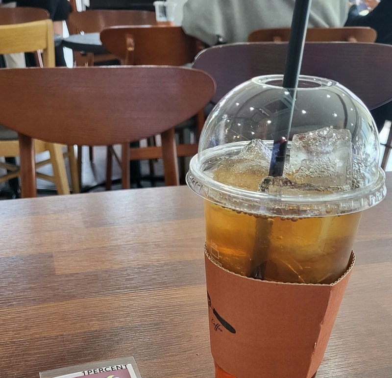 카페에서 일회용 컵에 음료를 담아주었다.