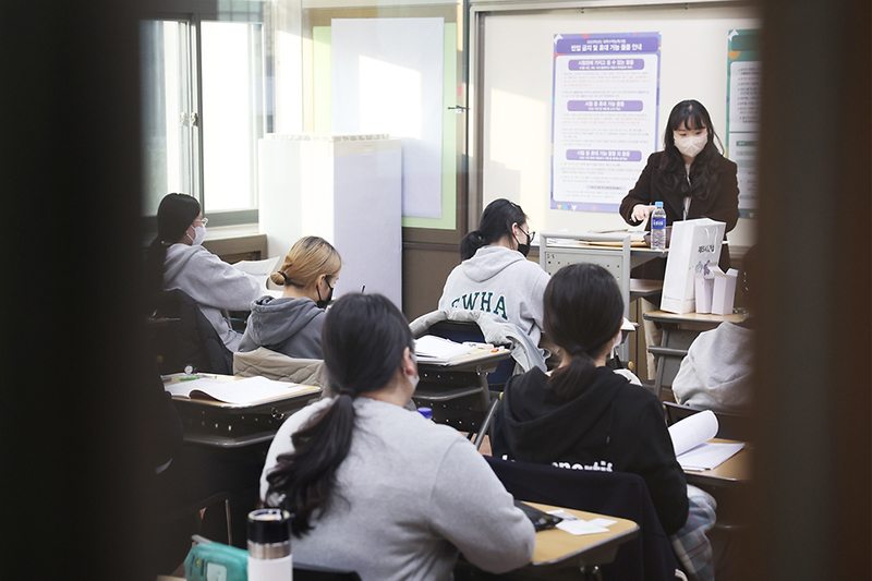 2023학년도 대학수학능력시험일인 17일 오전 서울 중구 이화여자외국어고등학교에 마련된 고사실에서 수험생들이 시험을 준비하고 있다.？(사진=문화체육관광부 국민소통실)