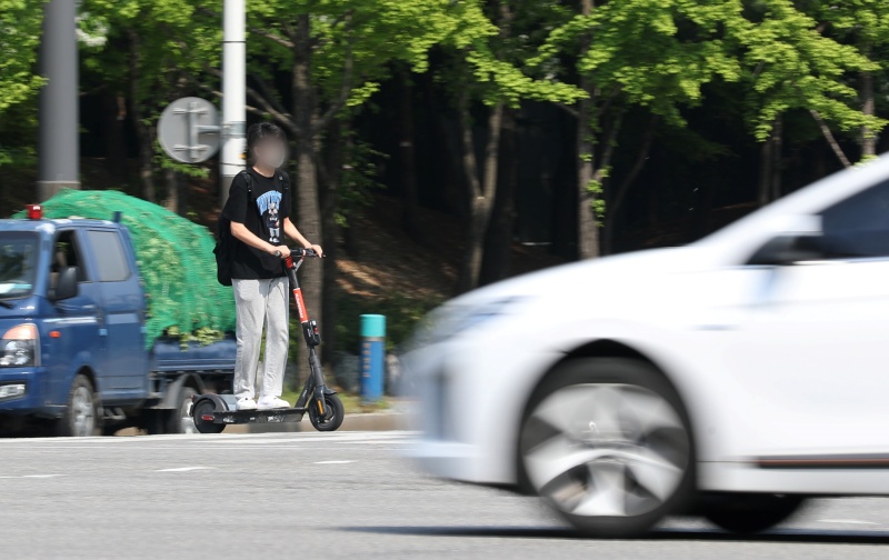 전동킥보드 이용시 안전모 착용 등 안전수칙을 잘 지켜야 한다.(사진=저작권자(c) 뉴스1, 무단 전재-재배포 금지)