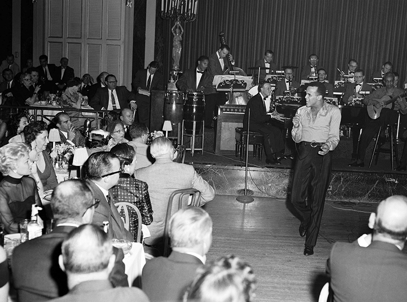1956년 10월 2일 뉴욕의 월도프-아스토리아 호텔에서 공연 중인 해리 벨라폰테 (사진=저작권자(c) AP Photo/연합뉴스, 무단 전재-재배포 금지)