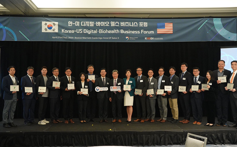 케임브리지 이노베이션 센터 내 C&D 인큐베이션 오피스 입주기념 현판 수여 현장. (사진=보건복지부)