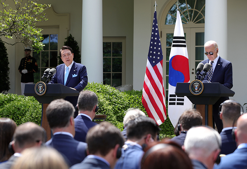 미국을 국빈 방문한 윤석열 대통령과 조 바이든 미국 대통령이 26일(현지시간) 워싱턴DC 백악관 로즈가든에서 공동 기자회견을 하고 있다. (사진=저작권자(c) 연합뉴스, 무단 전재-재배포 금지)