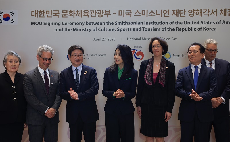 미국을 국빈 방문한 윤석열 대통령의 부인 김건희 여사가 27일(현지시간) 워싱턴DC 국립아시아예술박물관에서 열린 문화체육관광부와 미국 스미소니언재단간의 양해각서 체결식에 참석하고 있다. 가운데 부터 왼쪽으로 김건희 여사, 박보균 문체부 장관, 체이스 로빈슨 국립아시아예술박물관장, 정영양 국립아시아예술박물관 이사.(사진=저작권자(c) 연합뉴스, 무단 전재-재배포 금지)