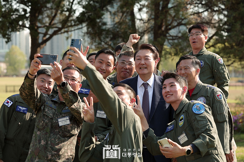 윤석열 대통령이 1일 오후 서울 용산 대통령실 파인그라스 정원에서 수단 교민 '프라미스 구출 작전'을 성공적으로 수행한 참가자들을 격려한 뒤 기념촬영하고 있다.(대통령실 제공)