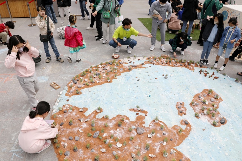 지난 4월 22일 서울 종로구 광화문광장에서 지구의 날을 맞아 열린 '2023 지구의 날 행사'를 찾은 어린이들이 분필로 바닥에 환경보호 메시지를 적고 있다.(사진=저작권자(c) 뉴스1, 무단 전재-재배포 금지)
