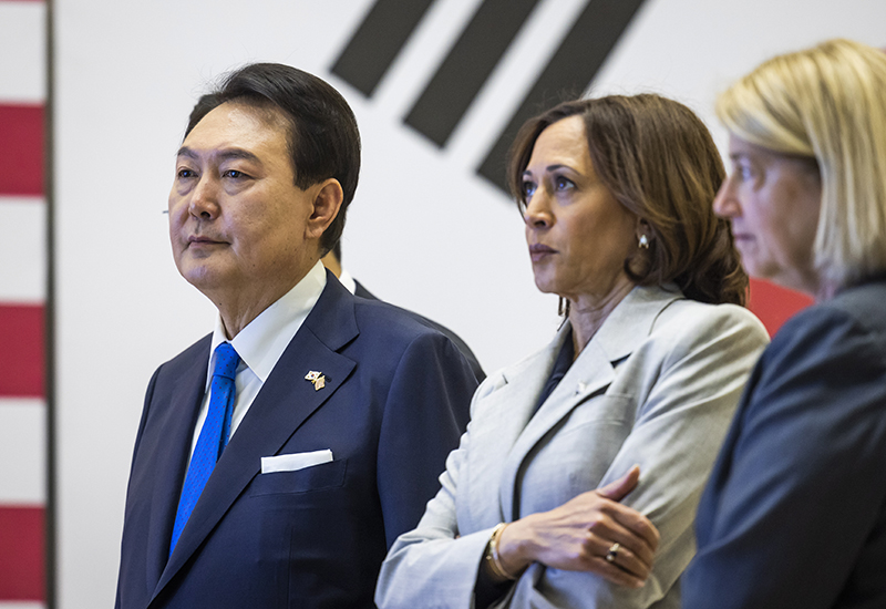 미국을 국빈 방문 중인 윤석열 대통령(왼쪽)과 카멀라 해리스 미국 부통령(가운데)이 지난 4월 25일(현지시간) 워싱턴DC 인근의 미국항공우주국(NASA) 고다드 우주센터를 둘러보고 있다. (사진=저작권자(c) 연합뉴스, 무단 전재-재배포 금지)