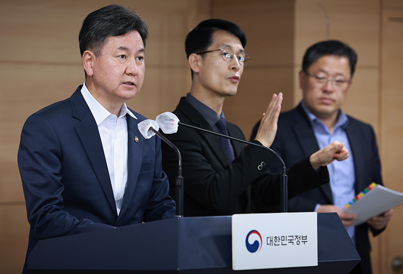 한창섭 행정안전부 차관이 4일 정부서울청사에서 무분별한 정당 현수막의 관리를 강화하는 내용의 가이드라인을 발표하고 있다. (사진=저작권자(c) 연합뉴스, 무단 전재-재배포 금지)