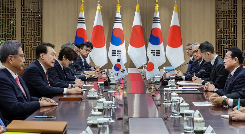 윤석열 대통령과 1박2일 일정으로 한국을 찾은 기시다 후미오 일본 총리가 7일 서울 용산 대통령실 청사에서 한일 정상 확대 회담을 하고 있다.(사진=저작권자(c) 연합뉴스, 무단 전재-재배포 금지)