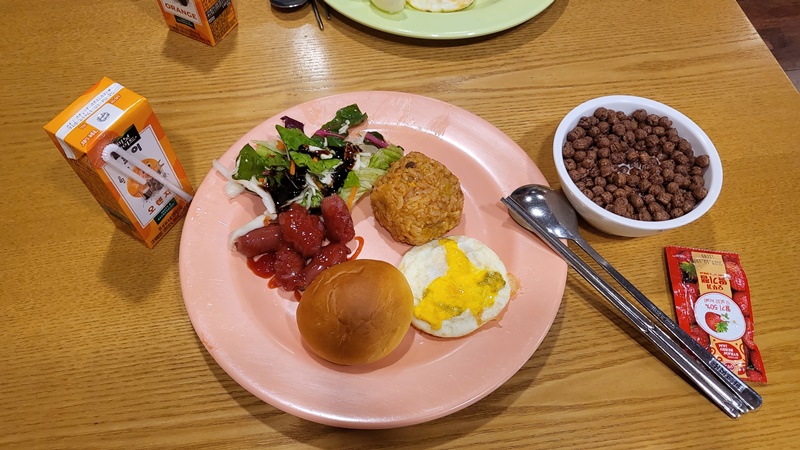 학교 식당에서 만난 '천원의 아침밥'. 주먹밥의 종류가 매일 바뀌고 있다.