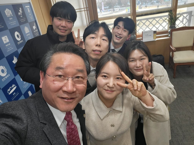 박진감 행안부 청년보좌역과 2030 자문단이 지난 1월 31일 유정복 인천광역시장과 함께 집무실에서 셀카를 찍고 있다.