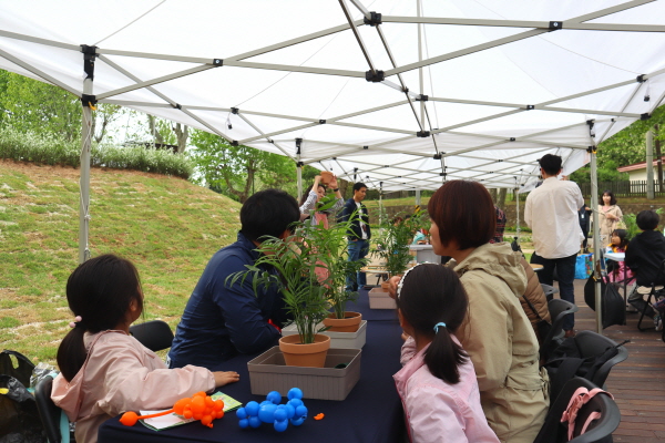 열린마당에서는 페이스 페인팅, 포토존, 사진 인화, 버스킹, 체험 등 다양한 프로그램을 만날 수 있었다.