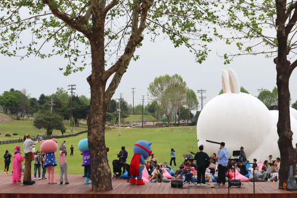 7만 제곱미터 푸르른 잔디광장에서 뛰어 놀고 음악도 들으며 문화예술을 즐기는 시간.