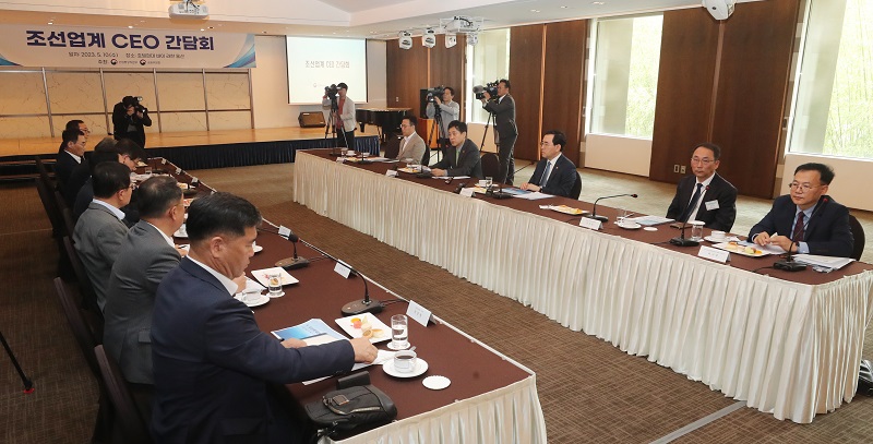 10일 오후 울산시 동구 호텔현대 바이 라한 울산에서 이창양 산업통상자원부 장관 등이 참석한 가운데 ‘조선업계 CEO 간담회’가 열리고 있다.(사진=저작권자(c) 연합뉴스, 무단 전재-재배포 금지)