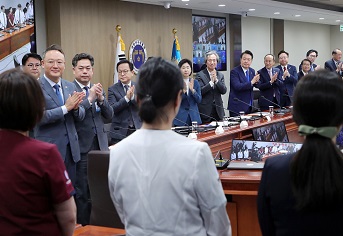 윤석열 대통령과 중대본 위원들이 11일 열린 코로나19 중앙재난안전대책본부 회의에 앞서 코로나19 방역 최전선에서 활약한 현장 의료진에게 격려의 박수를 보내고 있다.(사진=저작권자(c) 연합뉴스, 무단 전재-재배포 금지)