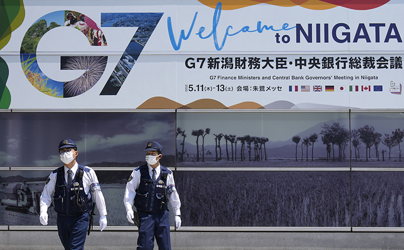 11~13일 일본 니기타에서 열리는 주요 7개국(G7) 재무장관회의에 앞서 경찰관들이 니기타역 주변을 순찰하고 있다. (사진=저작권자(c) AP Photo/연합뉴스, 무단 전재-재배포 금지)