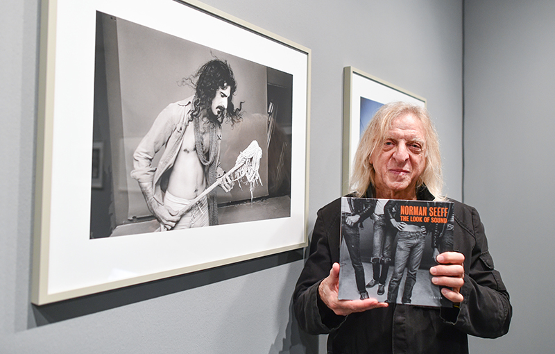 2014년 9월 25일 독일에서 열린 사진 전시회 <The Look of Sound>에서 작가가 1976년 프랭크 자파의 사진 앞에 서 있다. (사진=저작권자(c) dpa/연합뉴스, 무단 전재-재배포 금지)