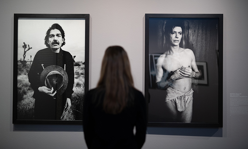 한 여성이 안톤 코빈의 <The Living and the Dead> 전시회에서 캡틴 비프하트(왼쪽)와 데이빗 보위의 초상화를 보고 있다. (사진=저작권자(c) dpa/연합뉴스, 무단 전재-재배포 금지)