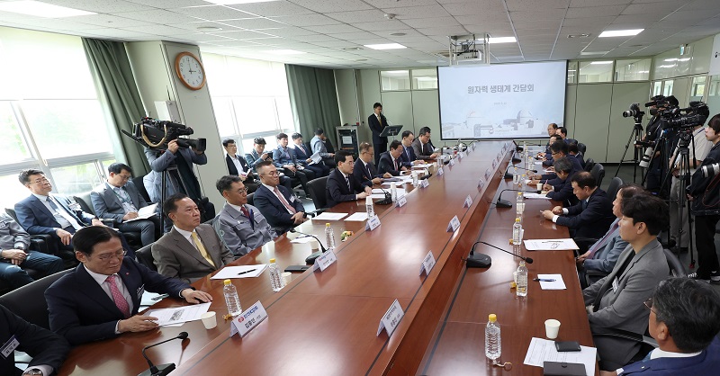 이창양 산업통상자원부 장관이 15일 오후 경남 창원시 성산구 두산에너빌리티 사무동에서 열린 ‘원자력 생태계 간담회’에서 발언하고 있다.(사진=저작권자(c) 연합뉴스, 무단 전재-재배포 금지)