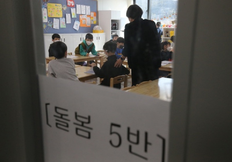 늘봄학교로 선정된 대전 서구 호수초등학교 초등돌봄교실에서 학생들이 프로그램에 참여하고 있다.(사진=저작권자(c) 뉴스1, 무단 전재-재배포 금지)
