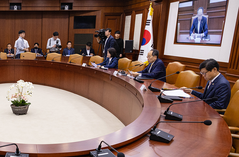 추경호 경제부총리 겸 기획재정부 장관이 17일 오전 서울 종로구 정부서울청사에서 열린 비상경제장관회의 겸 수출투자대책회의에 참석해 발언하고 있다. (사진=저작권자(c) 연합뉴스, 무단 전재-재배포 금지)