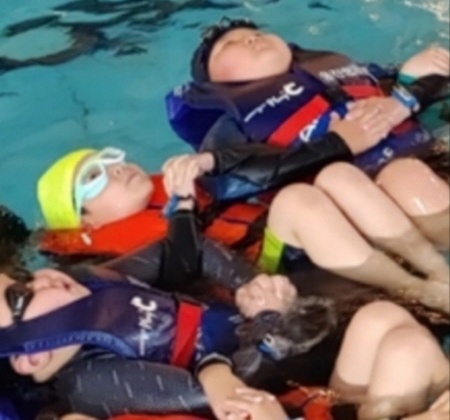 초등학생 생존수영 수업도 재개되었다.