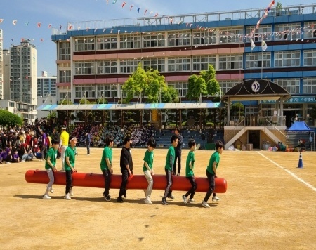 초등학교 전 학년이 모인 운동회가 3년 만에 개최되었다.