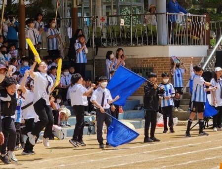 3년만에 개최된 대운동회에 아이들의 응원 열기가 뜨겁다.