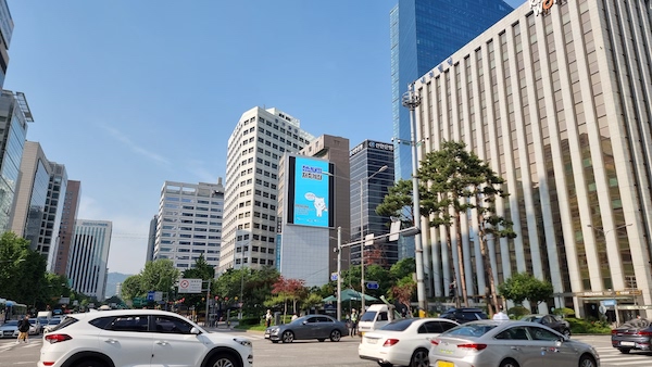 을지로에 위치한 옥외 광고판에서 청년내일저축계좌를 홍보하고 있다