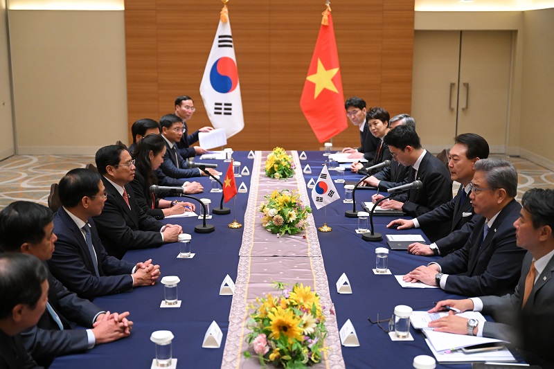 주요 7개국(G7) 정상회의에 참석하는 윤석열 대통령과 팜 밍 찡 베트남 총리가 19일 일본 히로시마에서 정상회담을 하고 있다.(사진=저작권자(c) 연합뉴스, 무단 전재-재배포 금지)