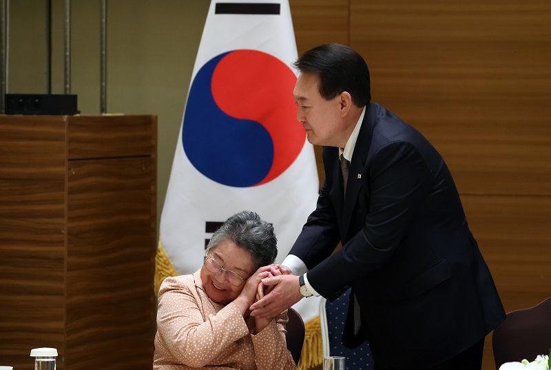 주요 7개국(G7) 정상회의에 참석하는 윤석열 대통령이 19일 히로시마 동포 원폭 피해자와의 간담회에서 피폭자인 박남주 전 한국원폭피해대책특별위 위원장의 손을 잡아주고 있다.(사진=저작권자(c) 연합뉴스, 무단 전재-재배포 금지)