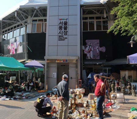 지난 주말 서울 풍물시장에 다녀왔다. 풍물시장 주변으로 상당히 많은 인파가 모여들어 생동감 넘치는 분위기를 만끽할 수 있었다.