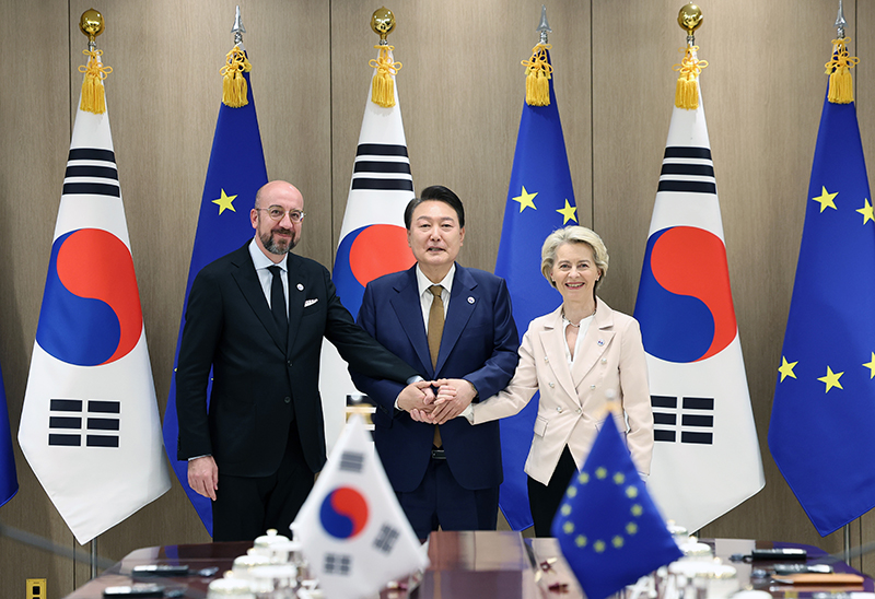 윤석열 대통령이 지난 22일 서울 용산 대통령실 청사에서 열린 한-EU 정상회담에서 우르줄라 폰데어라이엔 EU 집행위원장, 샤를 미셸 EU 정상회의(이사회) 상임의장과 기념촬영을 하며 손을 잡고 있다. (사진=저작권자(c) 연합뉴스, 무단 전재-재배포 금지)
